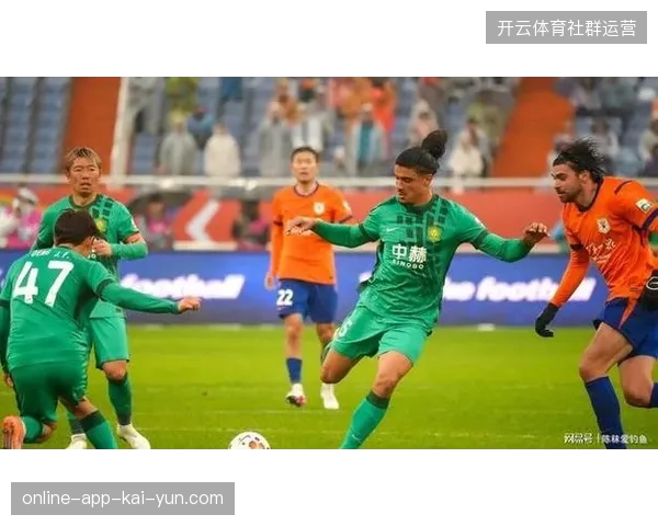 拉莫斯凭借强悍的防守数据成为国安后防中坚，有效提升了防线的拦截能力